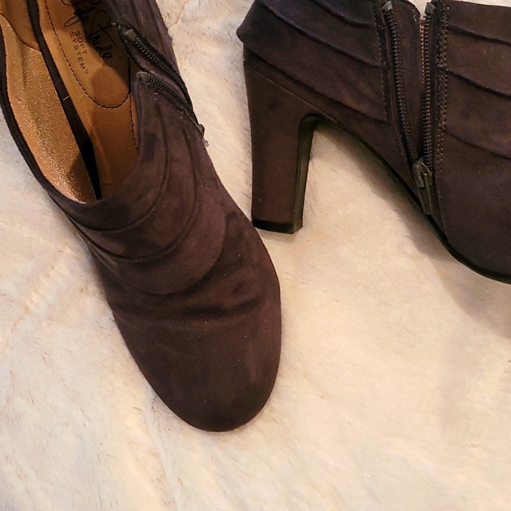 Gray heels